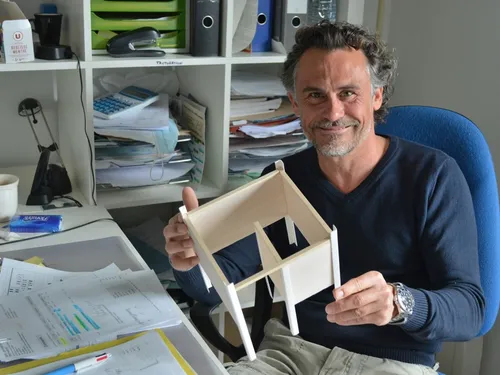 Un isoloir anti-COVID pour voter en tout sécurité